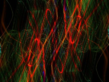 Hafif boya. Neon parıltısı. Simetri ve yansıma. Şenlik dekorasyonu. Bulanık arkaplan. Parlak doku. Parlak desen. Poster, broşür, el ilanı ve kart için yaratıcı grafik tasarımı. Ağ, kumaş ve örtü için arkaplan.