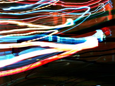 Hafif boya. Neon parıltısı. Şenlik dekorasyonu. Bulanık arkaplan. Parlak doku. Parlak desen. Poster, broşür, el ilanı ve kart için yaratıcı grafik tasarımı. Ağ, kumaş ve örtü için arkaplan.