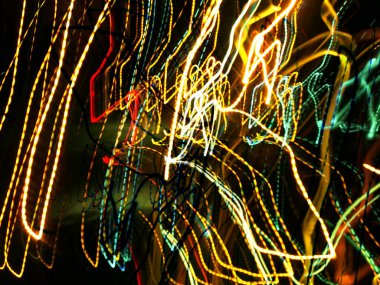 Hafif boya. Neon parıltısı. Şenlik dekorasyonu. Bulanık arkaplan. Parlak doku. Parlak desen. Poster, broşür, el ilanı ve kart için yaratıcı grafik tasarımı. Ağ, kumaş ve örtü için arkaplan.