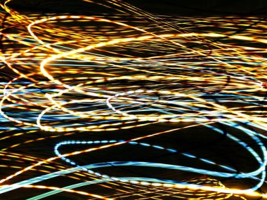 Hafif boya. Neon parıltısı. Şenlik dekorasyonu. Bulanık arkaplan. Parlak doku. Parlak desen. Poster, broşür, el ilanı ve kart için yaratıcı grafik tasarımı. Ağ, kumaş ve örtü için arkaplan.