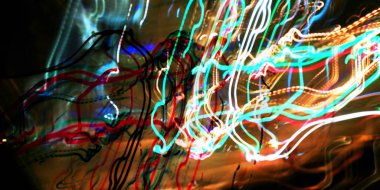 Hafif boya. Neon parıltısı. Şenlik dekorasyonu. Bulanık arkaplan. Parlak doku. Parlak desen. Poster, broşür, el ilanı ve kart için yaratıcı grafik tasarımı. Ağ, kumaş ve örtü için arkaplan.