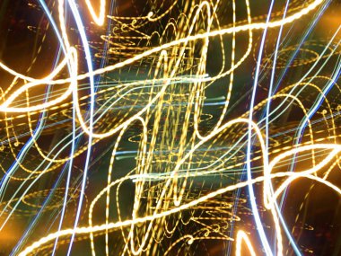 Hafif boya. Neon parıltısı. Simetri ve yansıma. Şenlik dekorasyonu. Bulanık arkaplan. Parlak doku. Parlak desen. Poster, broşür, el ilanı ve kart için yaratıcı grafik tasarımı. Ağ, kumaş ve örtü için arkaplan.