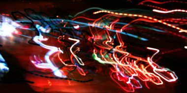 Hafif boya. Neon parıltısı. Şenlik dekorasyonu. Bulanık arkaplan. Parlak doku. Parlak desen. Poster, broşür, el ilanı ve kart için yaratıcı grafik tasarımı. Ağ, kumaş ve örtü için arkaplan.