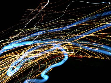 Hafif boya. Neon parıltısı. Şenlik dekorasyonu. Bulanık arkaplan. Parlak doku. Parlak desen. Poster, broşür, el ilanı ve kart için yaratıcı grafik tasarımı. Ağ, kumaş ve örtü için arkaplan.