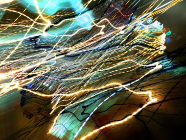 Hafif boya. Neon parıltısı. Şenlik dekorasyonu. Bulanık arkaplan. Parlak doku. Parlak desen. Poster, broşür, el ilanı ve kart için yaratıcı grafik tasarımı. Ağ, kumaş ve örtü için arkaplan.