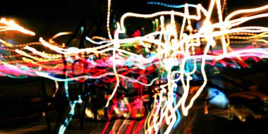 Hafif boya. Neon parıltısı. Şenlik dekorasyonu. Bulanık arkaplan. Parlak doku. Parlak desen. Poster, broşür, el ilanı ve kart için yaratıcı grafik tasarımı. Ağ, kumaş ve örtü için arkaplan.