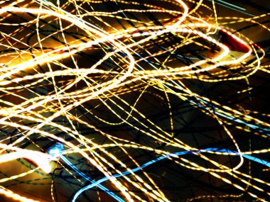 Hafif boya. Neon parıltısı. Şenlik dekorasyonu. Bulanık arkaplan. Parlak doku. Parlak desen. Poster, broşür, el ilanı ve kart için yaratıcı grafik tasarımı. Ağ, kumaş ve örtü için arkaplan.