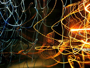 Hafif boya. Neon parıltısı. Şenlik dekorasyonu. Bulanık arkaplan. Parlak doku. Parlak desen. Poster, broşür, el ilanı ve kart için yaratıcı grafik tasarımı. Ağ, kumaş ve örtü için arkaplan.