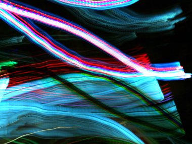 Hafif boya. Neon parıltısı. Şenlik dekorasyonu. Bulanık arkaplan. Parlak doku. Parlak desen. Poster, broşür, el ilanı ve kart için yaratıcı grafik tasarımı. Ağ, kumaş ve örtü için arkaplan.