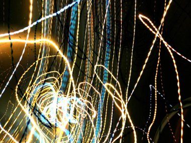 Hafif boya. Neon parıltısı. Şenlik dekorasyonu. Bulanık arkaplan. Parlak doku. Parlak desen. Poster, broşür, el ilanı ve kart için yaratıcı grafik tasarımı. Ağ, kumaş ve örtü için arkaplan.