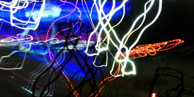 Hafif boya. Neon parıltısı. Şenlik dekorasyonu. Bulanık arkaplan. Parlak doku. Parlak desen. Poster, broşür, el ilanı ve kart için yaratıcı grafik tasarımı. Ağ, kumaş ve örtü için arkaplan.