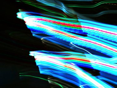 Hafif boya. Neon parıltısı. Şenlik dekorasyonu. Bulanık arkaplan. Parlak doku. Parlak desen. Poster, broşür, el ilanı ve kart için yaratıcı grafik tasarımı. Ağ, kumaş ve örtü için arkaplan.