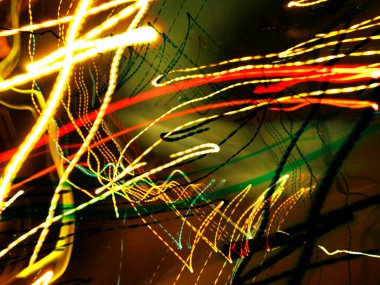 Hafif boya. Neon parıltısı. Şenlik dekorasyonu. Bulanık arkaplan. Parlak doku. Parlak desen. Poster, broşür, el ilanı ve kart için yaratıcı grafik tasarımı. Ağ, kumaş ve örtü için arkaplan.