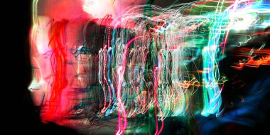 Hafif boya. Neon parıltısı. Şenlik dekorasyonu. Bulanık arkaplan. Parlak doku. Parlak desen. Poster, broşür, el ilanı ve kart için yaratıcı grafik tasarımı. Ağ, kumaş ve örtü için arkaplan.