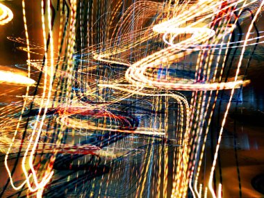 Hafif boya. Neon parıltısı. Şenlik dekorasyonu. Bulanık arkaplan. Parlak doku. Parlak desen. Poster, broşür, el ilanı ve kart için yaratıcı grafik tasarımı. Ağ, kumaş ve örtü için arkaplan.