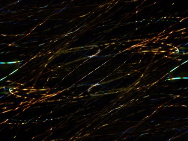 Hafif boya. Neon parıltısı. Simetri ve yansıma. Şenlik dekorasyonu. Bulanık arkaplan. Parlak doku. Parlak desen. Poster, broşür, el ilanı ve kart için yaratıcı grafik tasarımı. Ağ, kumaş ve örtü için arkaplan.