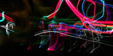 Hafif boya. Neon parıltısı. Şenlik dekorasyonu. Bulanık arkaplan. Parlak doku. Parlak desen. Poster, broşür, el ilanı ve kart için yaratıcı grafik tasarımı. Ağ, kumaş ve örtü için arkaplan.