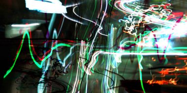 Hafif boya. Neon parıltısı. Şenlik dekorasyonu. Bulanık arkaplan. Parlak doku. Parlak desen. Poster, broşür, el ilanı ve kart için yaratıcı grafik tasarımı. Ağ, kumaş ve örtü için arkaplan.