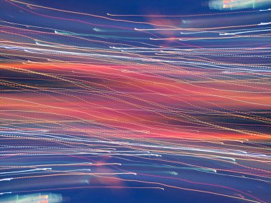 Hafif boya. Neon parıltısı. Simetri ve yansıma. Şenlik dekorasyonu. Bulanık arkaplan. Parlak doku. Parlak desen. Poster, broşür, el ilanı ve kart için yaratıcı grafik tasarımı. Ağ, kumaş ve örtü için arkaplan.