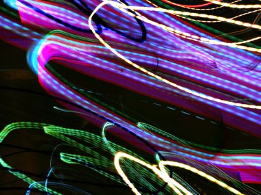 Hafif boya. Neon parıltısı. Şenlik dekorasyonu. Bulanık arkaplan. Parlak doku. Parlak desen. Poster, broşür, el ilanı ve kart için yaratıcı grafik tasarımı. Ağ, kumaş ve örtü için arkaplan.