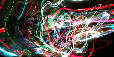 Hafif boya. Neon parıltısı. Şenlik dekorasyonu. Bulanık arkaplan. Parlak doku. Parlak desen. Poster, broşür, el ilanı ve kart için yaratıcı grafik tasarımı. Ağ, kumaş ve örtü için arkaplan.