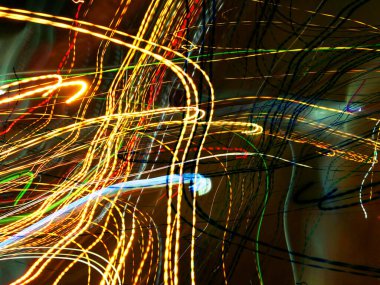 Hafif boya. Neon parıltısı. Şenlik dekorasyonu. Bulanık arkaplan. Parlak doku. Parlak desen. Poster, broşür, el ilanı ve kart için yaratıcı grafik tasarımı. Ağ, kumaş ve örtü için arkaplan.