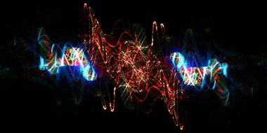 Hafif boya. Neon parıltısı. Simetri ve yansıma. Şenlik dekorasyonu. Bulanık arkaplan. Parlak doku. Parlak desen. Poster, broşür, el ilanı ve kart için yaratıcı grafik tasarımı. Ağ, kumaş ve örtü için arkaplan.