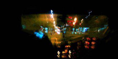 Hafif boya. Neon parıltısı. Şenlik dekorasyonu. Bulanık arkaplan. Parlak doku. Parlak desen. Poster, broşür, el ilanı ve kart için yaratıcı grafik tasarımı. Ağ, kumaş ve örtü için arkaplan.