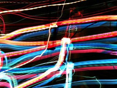 Hafif boya. Neon parıltısı. Şenlik dekorasyonu. Bulanık arkaplan. Parlak doku. Parlak desen. Poster, broşür, el ilanı ve kart için yaratıcı grafik tasarımı. Ağ, kumaş ve örtü için arkaplan.