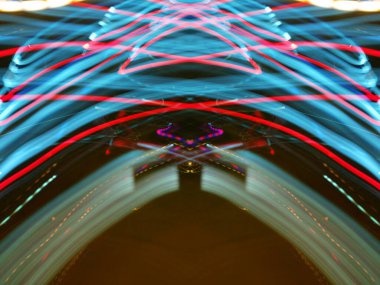 Hafif boya. Neon parıltısı. Simetri ve yansıma. Şenlik dekorasyonu. Bulanık arkaplan. Parlak doku. Parlak desen. Poster, broşür, el ilanı ve kart için yaratıcı grafik tasarımı. Ağ, kumaş ve örtü için arkaplan.