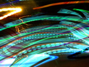 Hafif boya. Neon parıltısı. Şenlik dekorasyonu. Bulanık arkaplan. Parlak doku. Parlak desen. Poster, broşür, el ilanı ve kart için yaratıcı grafik tasarımı. Ağ, kumaş ve örtü için arkaplan.