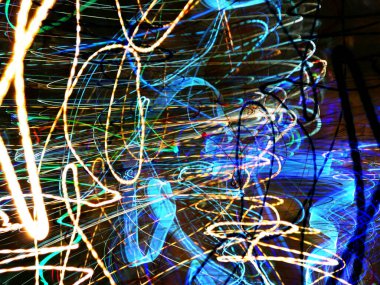 Hafif boya. Neon parıltısı. Şenlik dekorasyonu. Bulanık arkaplan. Parlak doku. Parlak desen. Poster, broşür, el ilanı ve kart için yaratıcı grafik tasarımı. Ağ, kumaş ve örtü için arkaplan.