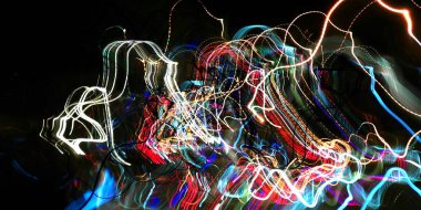 Hafif boya. Neon parıltısı. Şenlik dekorasyonu. Bulanık arkaplan. Parlak doku. Parlak desen. Poster, broşür, el ilanı ve kart için yaratıcı grafik tasarımı. Ağ, kumaş ve örtü için arkaplan.