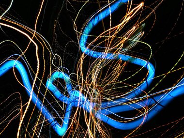 Hafif boya. Neon parıltısı. Şenlik dekorasyonu. Bulanık arkaplan. Parlak doku. Parlak desen. Poster, broşür, el ilanı ve kart için yaratıcı grafik tasarımı. Ağ, kumaş ve örtü için arkaplan.