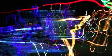 Hafif boya. Neon parıltısı. Şenlik dekorasyonu. Bulanık arkaplan. Parlak doku. Parlak desen. Poster, broşür, el ilanı ve kart için yaratıcı grafik tasarımı. Ağ, kumaş ve örtü için arkaplan.