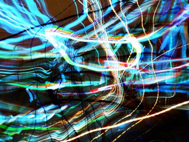 Hafif boya. Neon parıltısı. Şenlik dekorasyonu. Bulanık arkaplan. Parlak doku. Parlak desen. Poster, broşür, el ilanı ve kart için yaratıcı grafik tasarımı. Ağ, kumaş ve örtü için arkaplan.