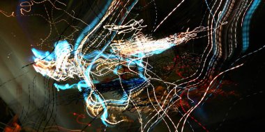 Hafif boya. Neon parıltısı. Şenlik dekorasyonu. Bulanık arkaplan. Parlak doku. Parlak desen. Poster, broşür, el ilanı ve kart için yaratıcı grafik tasarımı. Ağ, kumaş ve örtü için arkaplan.