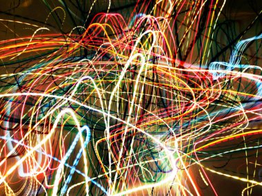 Hafif boya. Neon parıltısı. Şenlik dekorasyonu. Bulanık arkaplan. Parlak doku. Parlak desen. Poster, broşür, el ilanı ve kart için yaratıcı grafik tasarımı. Ağ, kumaş ve örtü için arkaplan.