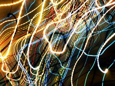 Hafif boya. Neon parıltısı. Şenlik dekorasyonu. Bulanık arkaplan. Parlak doku. Parlak desen. Poster, broşür, el ilanı ve kart için yaratıcı grafik tasarımı. Ağ, kumaş ve örtü için arkaplan.