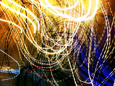 Hafif boya. Neon parıltısı. Şenlik dekorasyonu. Bulanık arkaplan. Parlak doku. Parlak desen. Poster, broşür, el ilanı ve kart için yaratıcı grafik tasarımı. Ağ, kumaş ve örtü için arkaplan.