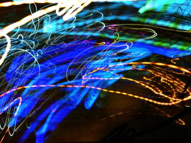 Hafif boya. Neon parıltısı. Şenlik dekorasyonu. Bulanık arkaplan. Parlak doku. Parlak desen. Poster, broşür, el ilanı ve kart için yaratıcı grafik tasarımı. Ağ, kumaş ve örtü için arkaplan.