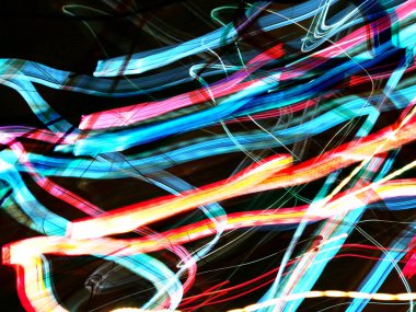 Hafif boya. Neon parıltısı. Şenlik dekorasyonu. Bulanık arkaplan. Parlak doku. Parlak desen. Poster, broşür, el ilanı ve kart için yaratıcı grafik tasarımı. Ağ, kumaş ve örtü için arkaplan.