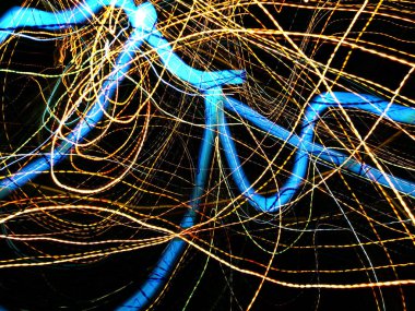 Hafif boya. Neon parıltısı. Şenlik dekorasyonu. Bulanık arkaplan. Parlak doku. Parlak desen. Poster, broşür, el ilanı ve kart için yaratıcı grafik tasarımı. Ağ, kumaş ve örtü için arkaplan.