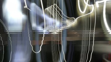 Işık efektleri. Neon parıltısı. Çok renkli soyut arkaplan. Renkli desen. Poster, broşür, el ilanı ve kart için yaratıcı grafik tasarımı. Eşsiz duvar kâğıdı. Ağ, kumaş ve not defteri kapağı için arkaplan.