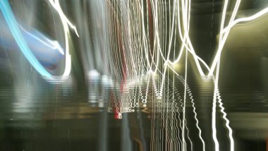 Işık efektleri. Neon parıltısı. Çok renkli soyut arkaplan. Renkli desen. Poster, broşür, el ilanı ve kart için yaratıcı grafik tasarımı. Eşsiz duvar kâğıdı. Ağ, kumaş ve not defteri kapağı için arkaplan.