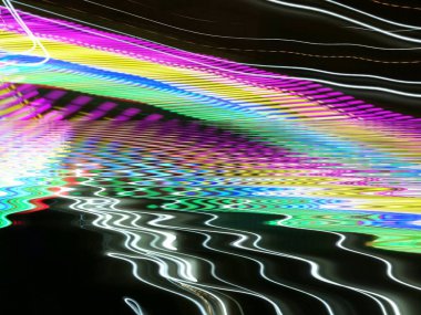 Işık efektleri. Neon parıltısı. Çok renkli soyut arkaplan. Renkli desen. Poster, broşür, el ilanı ve kart için yaratıcı grafik tasarımı. Eşsiz duvar kâğıdı. Ağ, kumaş ve not defteri kapağı için arkaplan.