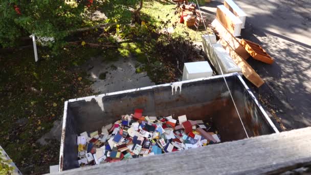 West Cornwall Usa Dumpster Filled Discarded Books Old Bookstore Going — Stock Video