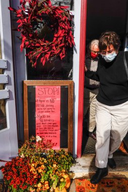 Pine Plains, New York, Amerikan Müşteri Maskeli bir kafeden çıkarken maske takmak gerekiyor.