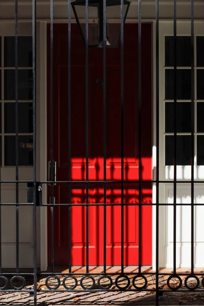 Βοστώνη Μασαχουσέτη Μια Κόκκινη Πόρτα Και Πύλη Ασφαλείας Στο Ιστορικό — Φωτογραφία Αρχείου