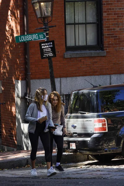 Boston Massachusetts Abd Genç Kadın Louisburg Meydanı Yakınlarındaki Chstnut Caddesi — Stok fotoğraf